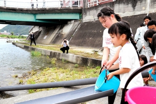 杉原川にアユの稚魚を放流する子どもたち＝西脇市西脇
