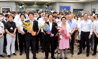 職員らとの記念撮影に応じる（手前左から）前田晃副市長、西村和平市長、民輪恵教育長＝加西市役所