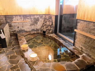 隠れ家のような魅力がある湯船＝小野市下来住町、鍬渓温泉きすみのの郷