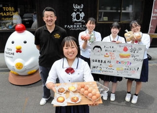 播磨農高産の卵を使った洋菓子「神戸ファーブルトン」を販売した養鶏班の生徒ら＝鳥マルシェ多可町
