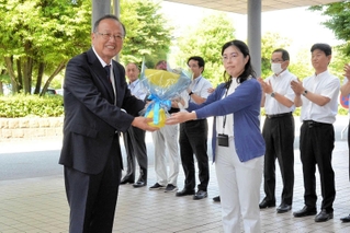 初登庁し、職員から花束を贈られる高橋晴彦加西市長（左）＝市役所