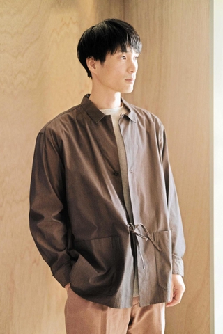 ドラマ「あなたがしてくれなくても」で採用されたシャツジャケットを着るハツトキのデザイナー村田裕樹さん。モデルも務める（ハツトキ提供）