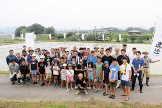 田植え後に記念撮影に納まる宮坂醸造社員と農家、住民ら＝加東市山国