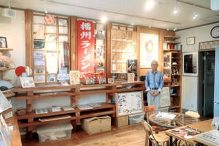 播州毛鉤や播州ラーメンなど、特産品の紹介に注力する館内＝西脇市西脇