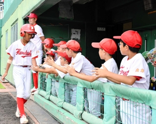 得点して喜ぶ選手＝西脇市坂本