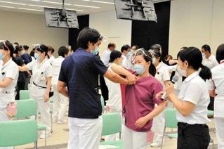 胸ぐらをつかまれた際の護身術を学ぶ病院職員ら＝北播磨総合医療センター