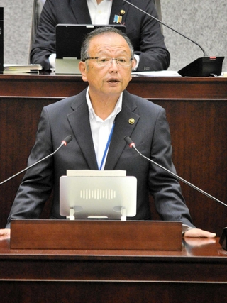 所信表明演説をする加西市の高橋晴彦市長＝加西市会本会議場