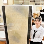 高校生活の集大成としてかな文字の作品を一枚書きした進藤七菜さん＝小野高校