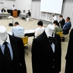 準備委員会の会場には、新しい制服のサンプルが展示された＝多可町中区中村町