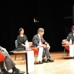 永田和宏さん（左）と話す小川軽舟さん（右から２人目）、大辻隆弘さん（右）＝小野市うるおい交流館エクラ