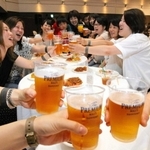 ビールなどで乾杯する人たち＝２０１９年７月１９日、小野市うるおい交流館エクラ