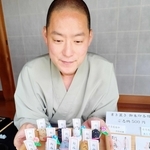 鑑光顕さんが手作りしたアジサイおみくじ人形＝浄土寺歓喜院