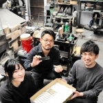 改良型の富士山ナイフを手にする（左から）山口小春さん、小林新也さん、宮之原康詞さん＝小野市西本町