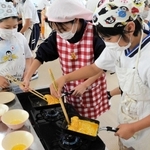 だし巻き卵を作る児童たち＝泉小学校