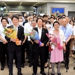 職員らとの記念撮影に応じる（手前左から）前田晃副市長、西村和平市長、民輪恵教育長＝加西市役所