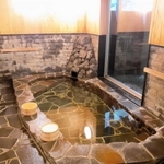 隠れ家のような魅力がある湯船＝小野市下来住町、鍬渓温泉きすみのの郷