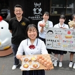 播磨農高産の卵を使った洋菓子「神戸ファーブルトン」を販売した養鶏班の生徒ら＝鳥マルシェ多可町