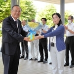 初登庁し、職員から花束を贈られる高橋晴彦加西市長（左）＝市役所
