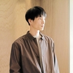 ドラマ「あなたがしてくれなくても」で採用されたシャツジャケットを着るハツトキのデザイナー村田裕樹さん。モデルも務める（ハツトキ提供）