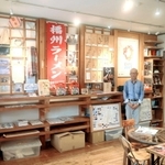 播州毛鉤や播州ラーメンなど、特産品の紹介に注力する館内＝西脇市西脇
