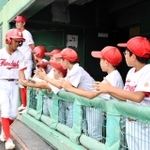 得点して喜ぶ選手＝西脇市坂本