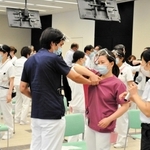 胸ぐらをつかまれた際の護身術を学ぶ病院職員ら＝北播磨総合医療センター