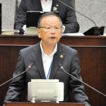 所信表明演説をする加西市の高橋晴彦市長＝加西市会本会議場