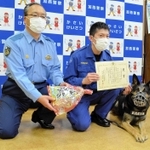 表彰を受けたクレバ号（右）と、辻理仁警部補（中央）＝加西署