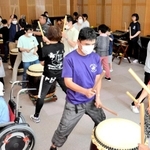 ２０周年記念公演に向けて練習する「ひまわりっ子クラブ」のメンバー＝善防公民館