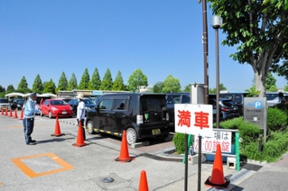 休日に「満車」の表示が掲げられる駐車場＝小野市浄谷町、ひまわりの丘公園