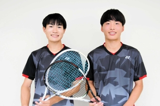 インターハイ出場を決めた村上さん（左）と時本さん＝西脇高校