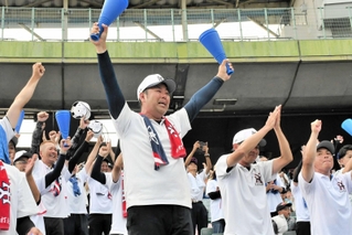 サヨナラ勝ちで甲子園出場を決め、歓喜に沸く社高校のスタンド応援席＝ほっともっとフィールド神戸