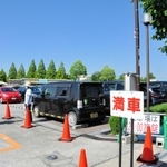 休日に「満車」の表示が掲げられる駐車場＝小野市浄谷町、ひまわりの丘公園