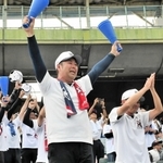 サヨナラ勝ちで甲子園出場を決め、歓喜に沸く社高校のスタンド応援席＝ほっともっとフィールド神戸