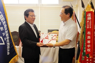 中井修校長（右）に目録を渡す神澤友重組合長＝加東市木梨、社高校