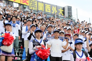 健闘した社高校ナインに拍手を送る応援スタンド＝甲子園球場