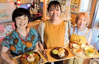 （右から）スープモーニング、生ドーナツ、ベジカレーを持つ蓬莱哉恵さん、鳥越幸さん、広瀬浩美さん＝小野市市場町