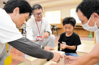 工具の使い方を教わりながら椅子を作る小学生＝ヨドプレ