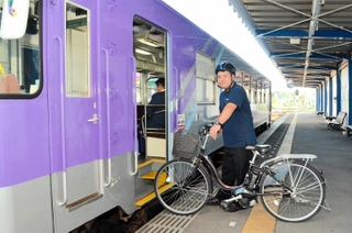 サイクルトレインに改造されたフラワ２０００－２号＝北条町駅