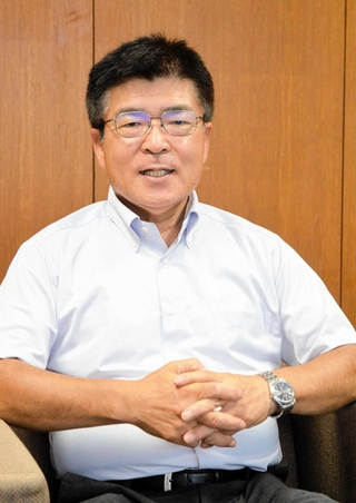 小中学校の現状を話す菅野恭介教育長＝加西市役所