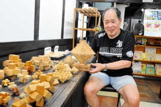 自作した組み木パズルを持つ林真澄さん＝小野市上本町