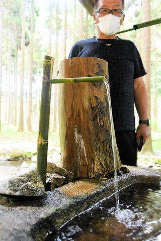 竜の水口が盗まれ、竹で応急処置した青玉神社の手水舎＝多可町加美区鳥羽