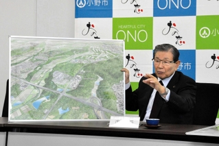 ５月の会見で、県庁の移転候補地として浄谷黒川丘陵地を示していた小野市の蓬萊務市長。広域ごみ処理施設は同地に建設される＝小野市役所