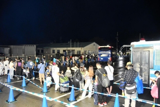 臨時運行されたシャトルバスの順番待ちの行列＝西脇市上比延町
