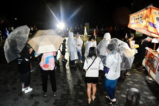 祭りが中断になり、家路を急ぐ人びと＝西脇市上比延町