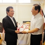 中井修校長（右）に目録を渡す神澤友重組合長＝加東市木梨、社高校