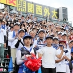 健闘した社高校ナインに拍手を送る応援スタンド＝甲子園球場