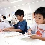 小野工業高校の生徒（左端）から指導を受けながら、牛乳パックの工作教室に臨む子どもら＝小野市浄谷町