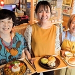 （右から）スープモーニング、生ドーナツ、ベジカレーを持つ蓬莱哉恵さん、鳥越幸さん、広瀬浩美さん＝小野市市場町
