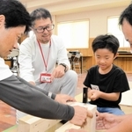 工具の使い方を教わりながら椅子を作る小学生＝ヨドプレ